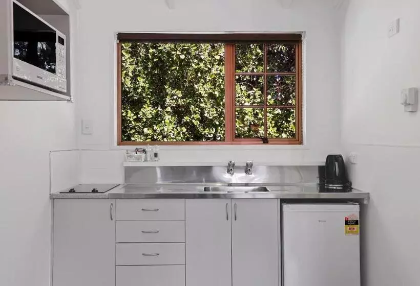 Colonial Lodge Motel