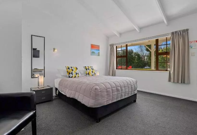 Colonial Lodge Motel