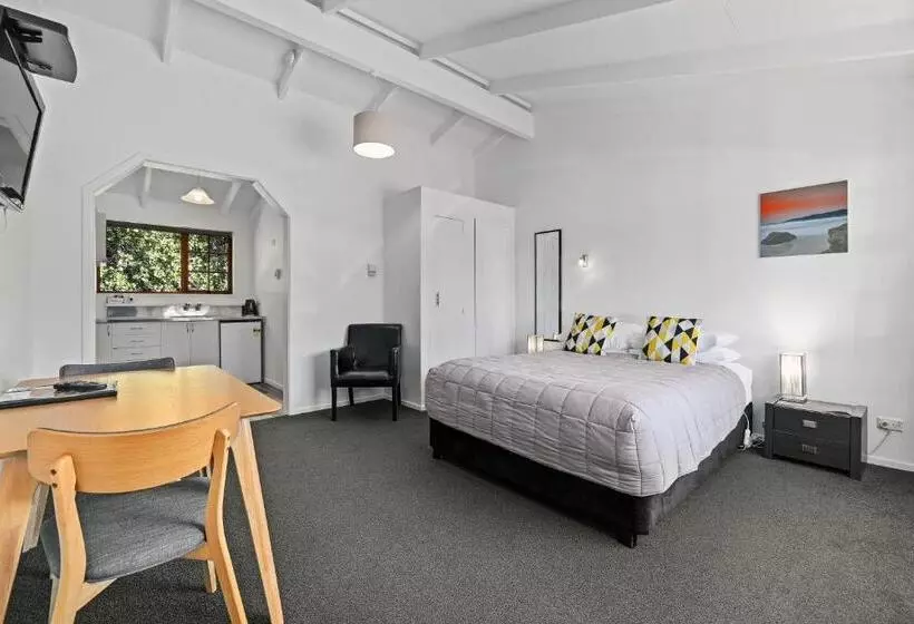 Colonial Lodge Motel