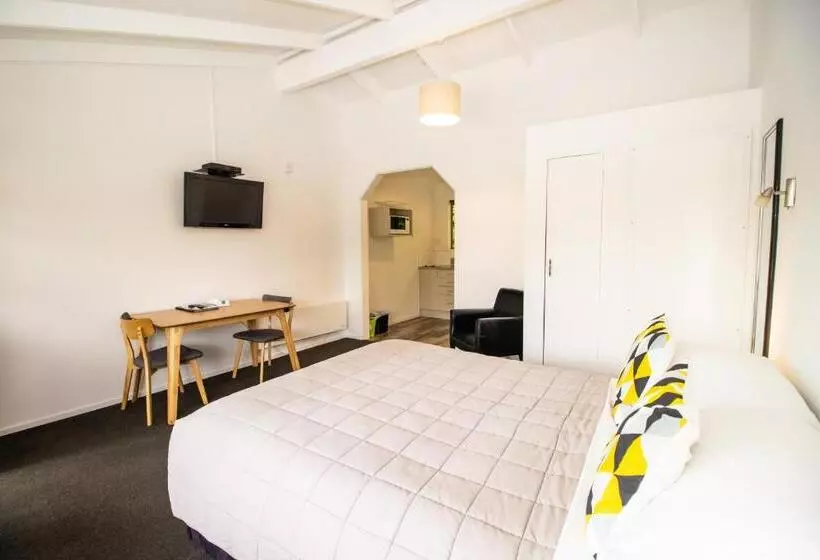 Colonial Lodge Motel