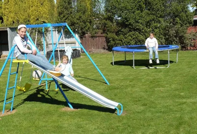 Colonial Lodge Motel