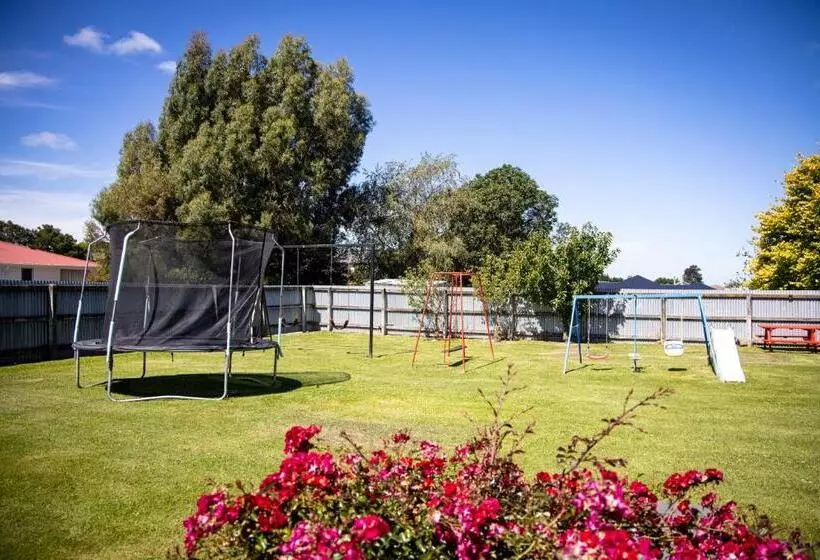 Colonial Lodge Motel