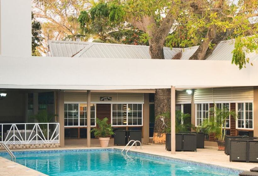 Tropikist Beach Hotel & Resort