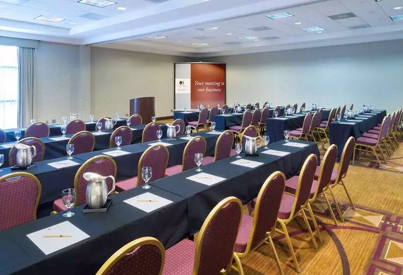 فندق Doubletree By Hilton Milwaukee Brookfield