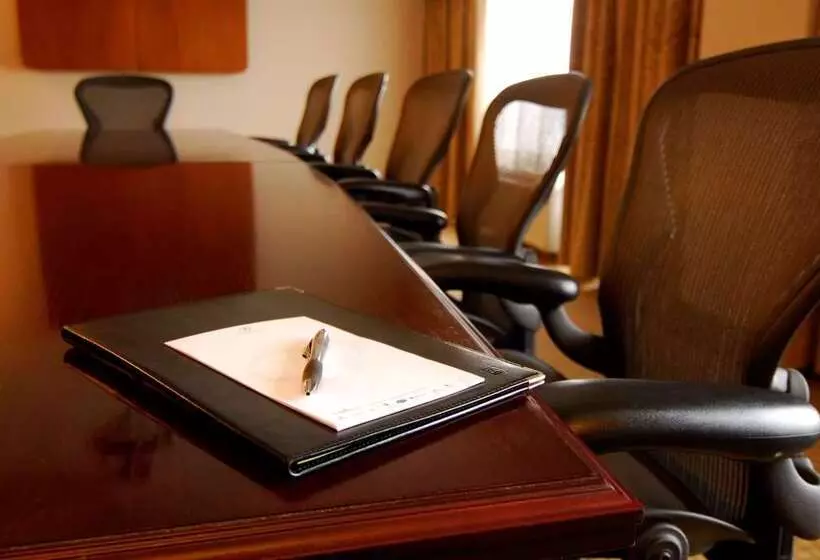 فندق Doubletree By Hilton Milwaukee Brookfield