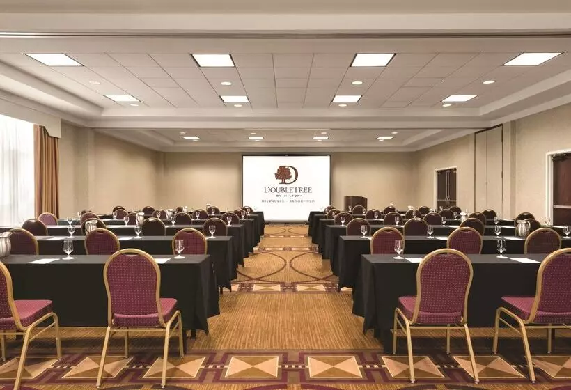 فندق Doubletree By Hilton Milwaukee Brookfield