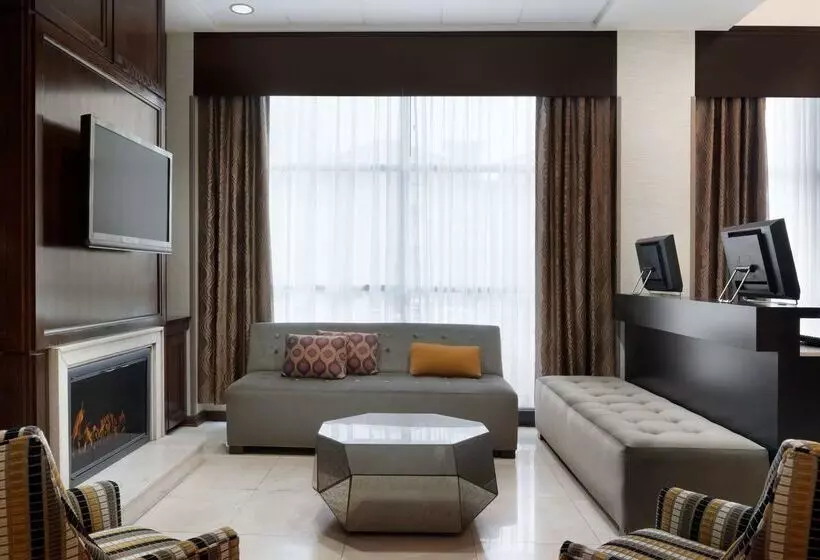 فندق Doubletree By Hilton Milwaukee Brookfield