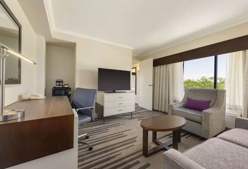 فندق Doubletree By Hilton Milwaukee Brookfield