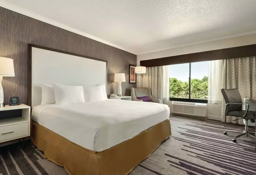 فندق Doubletree By Hilton Milwaukee Brookfield