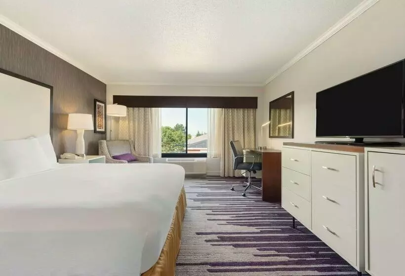 فندق Doubletree By Hilton Milwaukee Brookfield