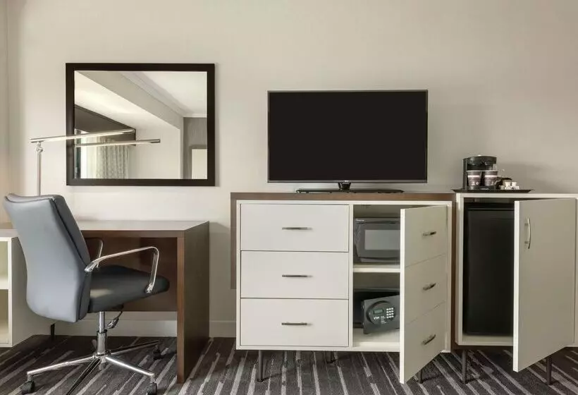 فندق Doubletree By Hilton Milwaukee Brookfield