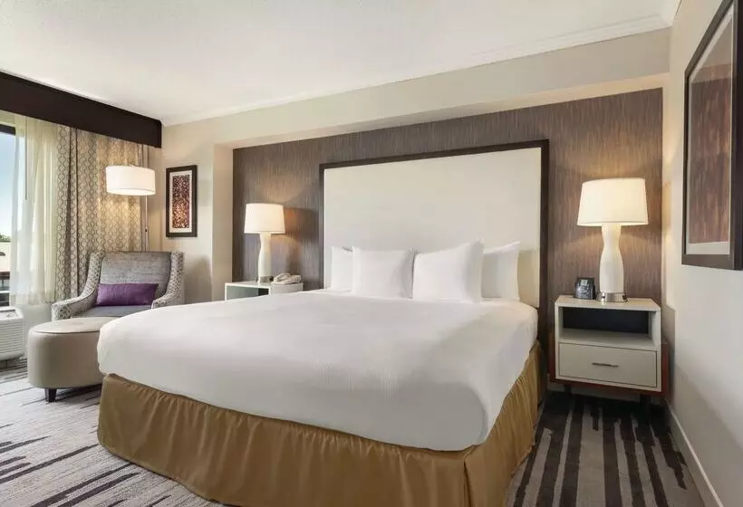 فندق Doubletree By Hilton Milwaukee Brookfield