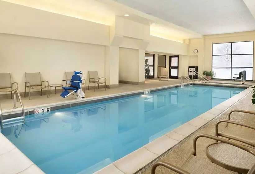 فندق Doubletree By Hilton Milwaukee Brookfield