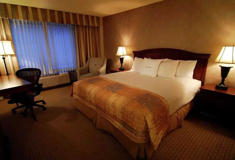 فندق Doubletree By Hilton Milwaukee Brookfield