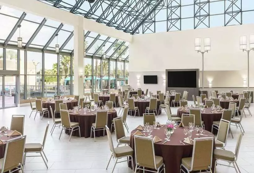 هتل Doubletree By Hilton Orlando Airport