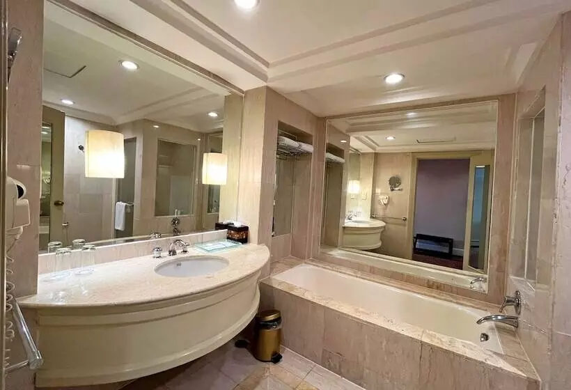 Mangkuluhur Artotel Suites