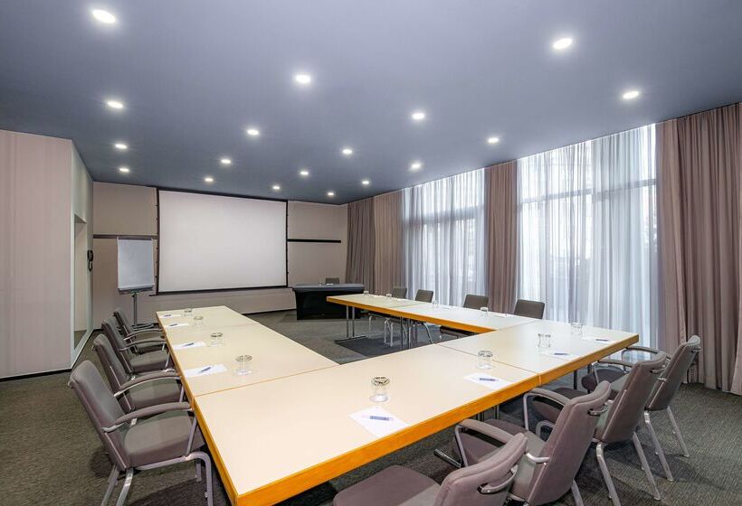 هتل NH Prague City