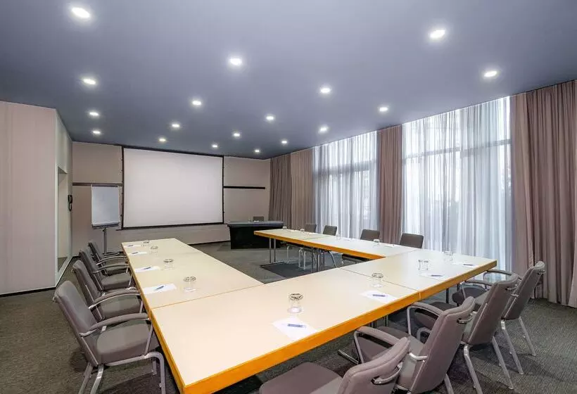 هتل NH Prague City