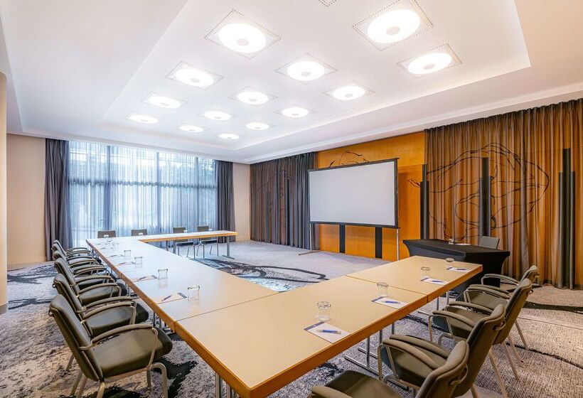 هتل NH Prague City