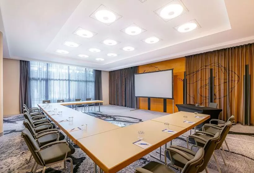 هتل NH Prague City