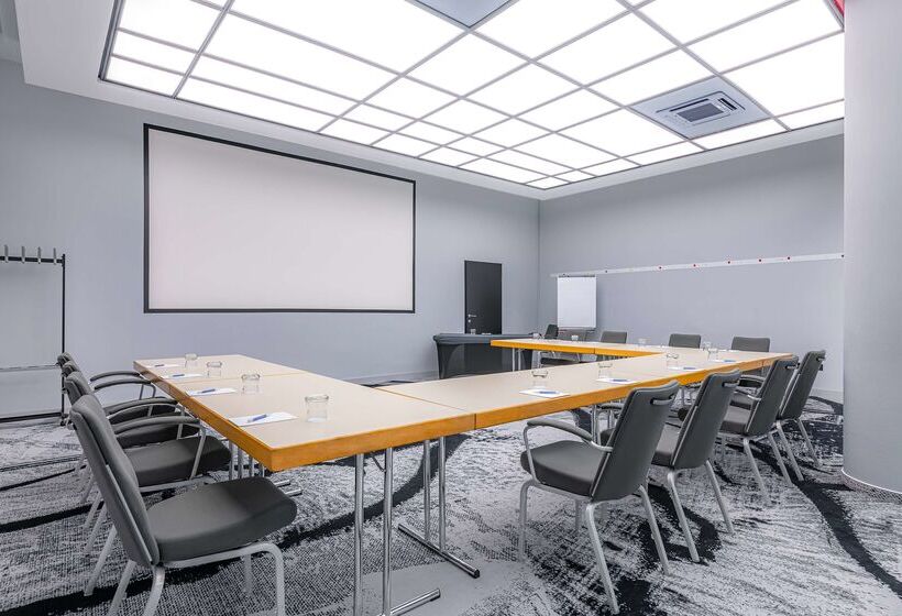 هتل NH Prague City