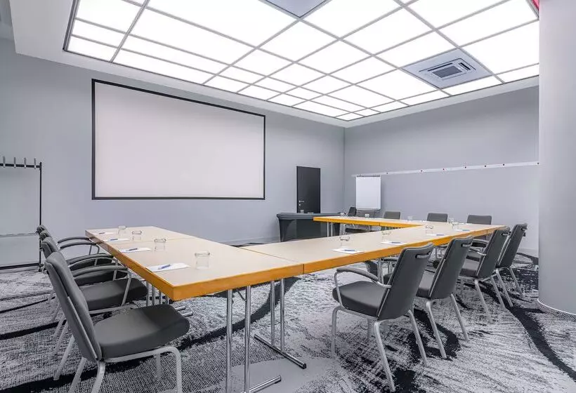 هتل NH Prague City