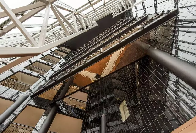 هتل NH Prague City