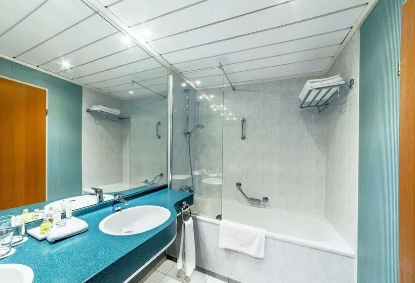 هتل NH Prague City