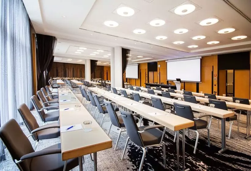 هتل NH Prague City