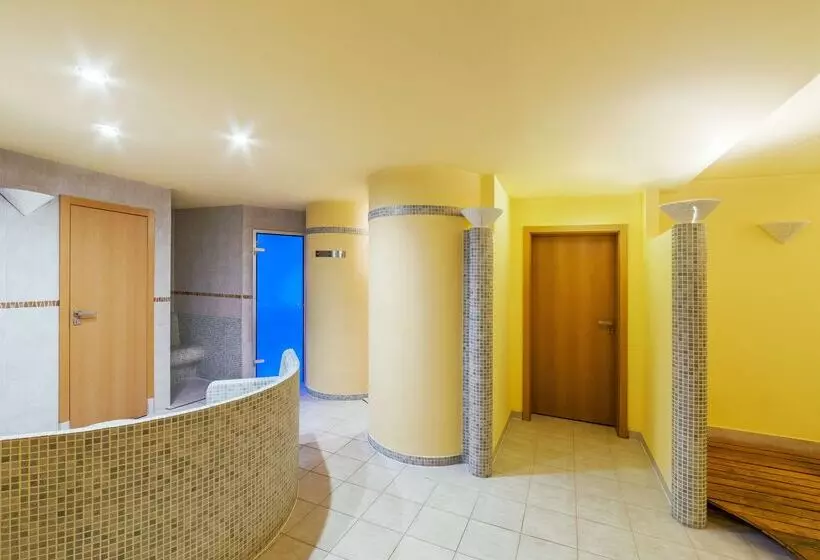 هتل NH Prague City