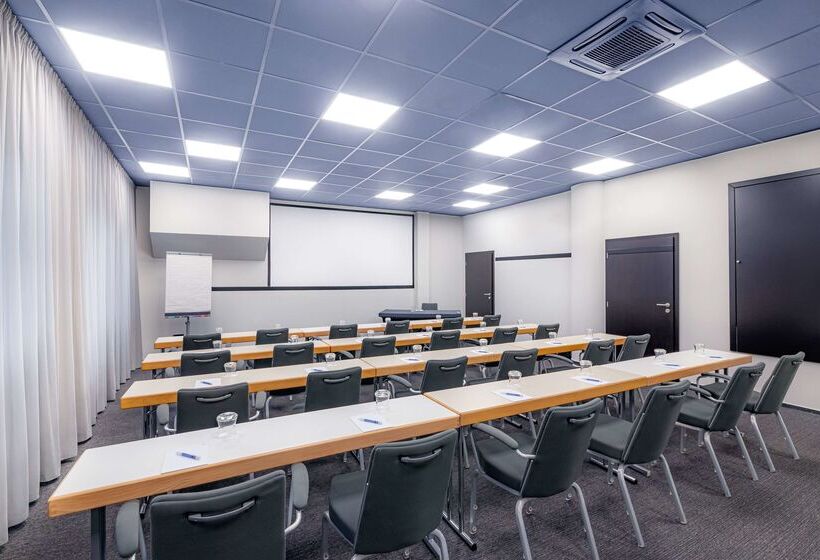 هتل NH Prague City