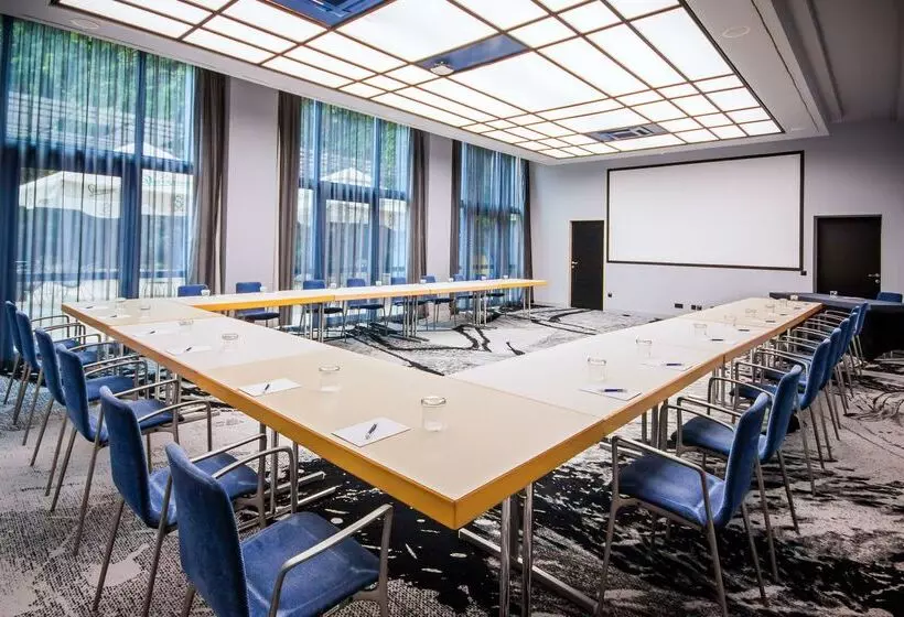 هتل NH Prague City