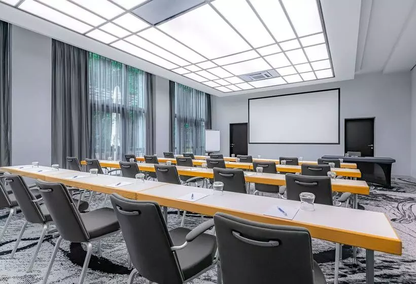 هتل NH Prague City