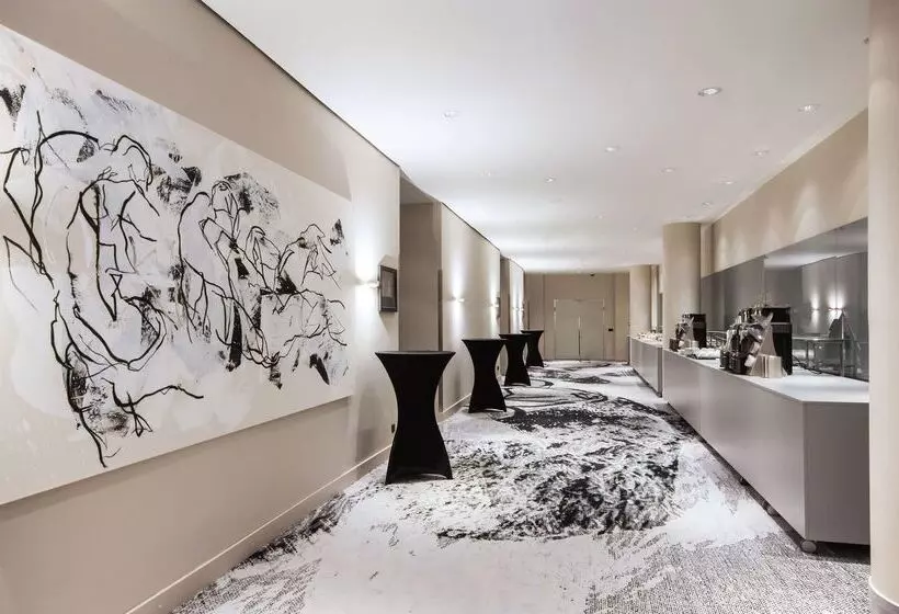 هتل NH Prague City