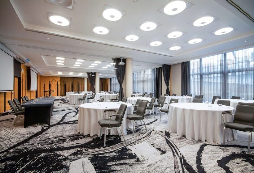 هتل NH Prague City