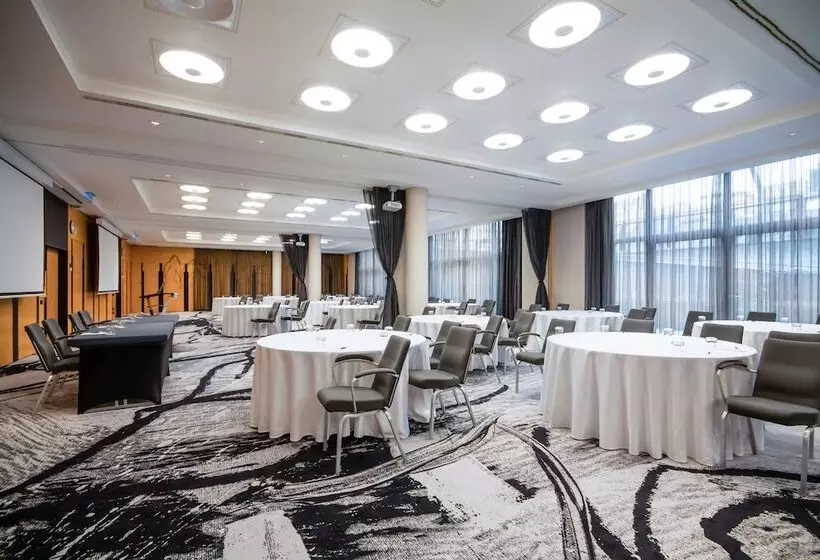 هتل NH Prague City