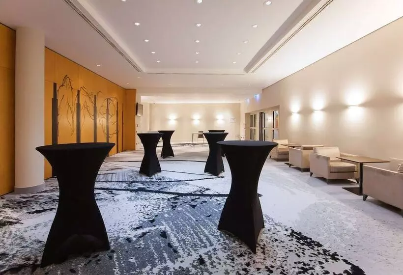 هتل NH Prague City