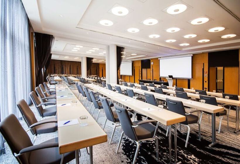 هتل NH Prague City