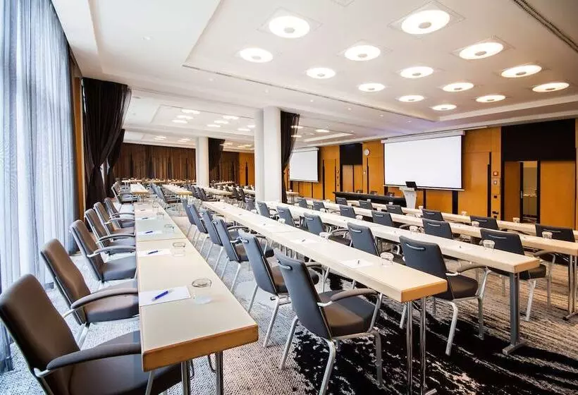 هتل NH Prague City