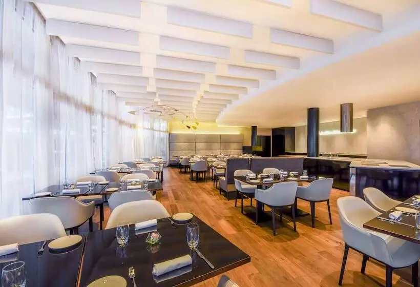 هتل NH Prague City