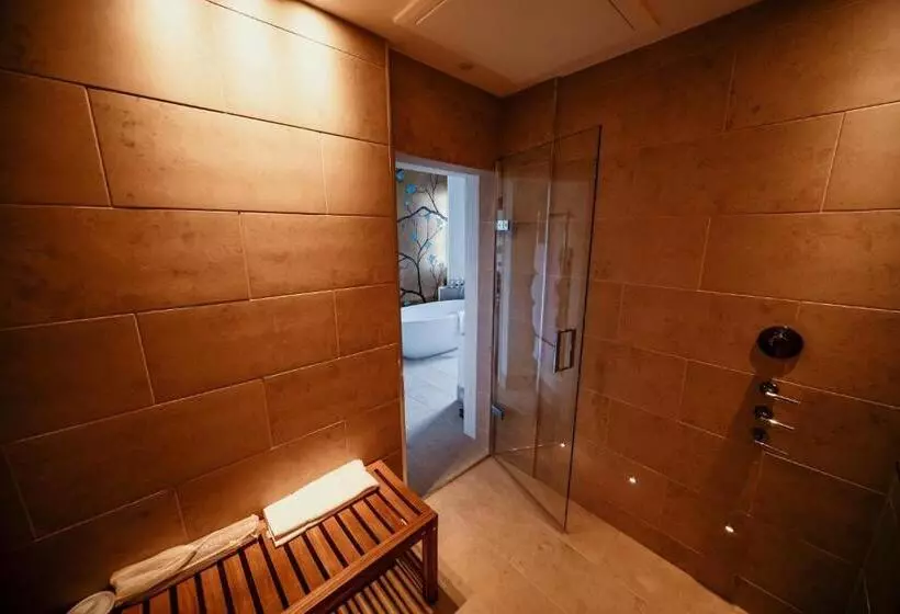 The George Hotel And Beach Club