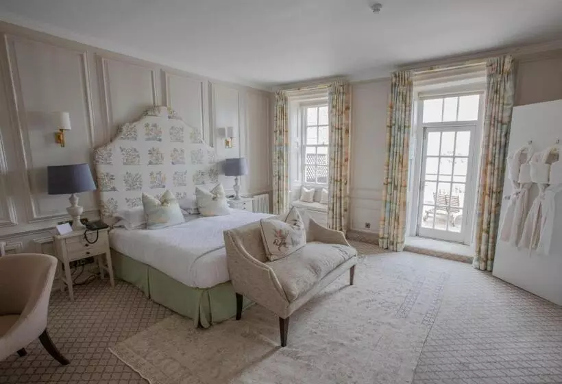 The George Hotel And Beach Club