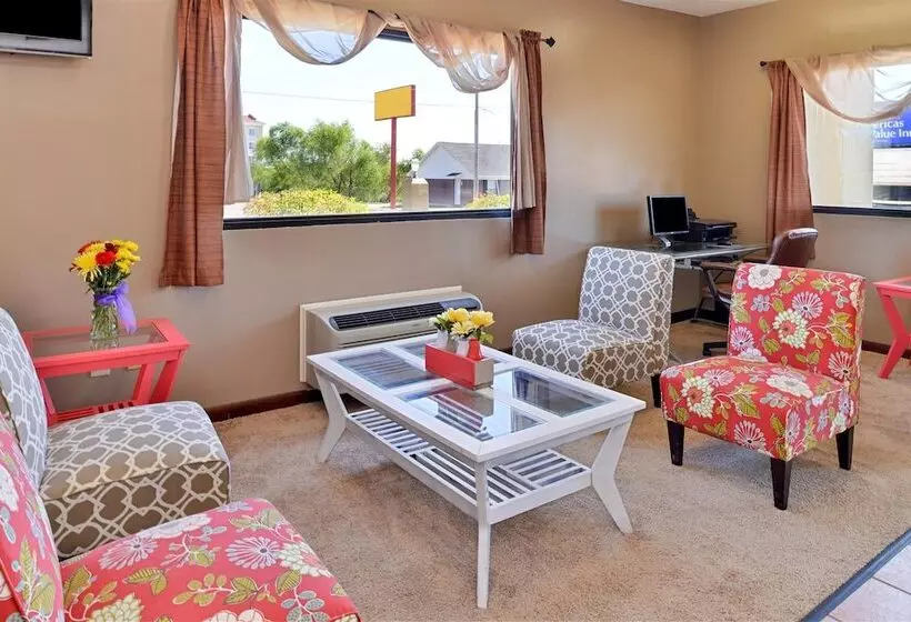 בית מלון כפרי Days Inn & Suites By Wyndham Byram