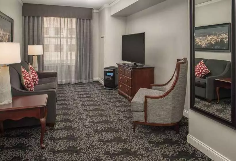 Отель Embassy Suites By Hilton Portland Downtown