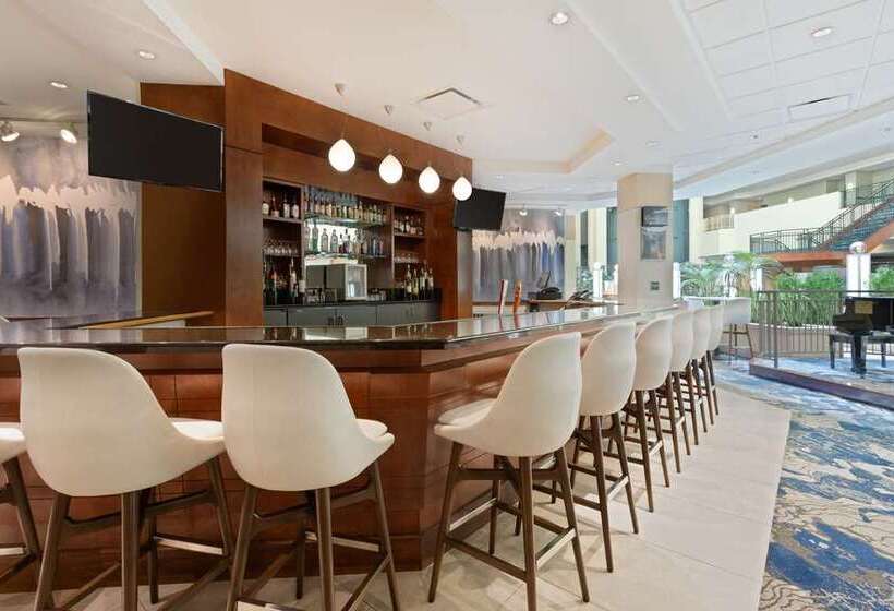 בית מלון כפרי Embassy Suites By Hilton Tampa Usf Near Busch Gardens