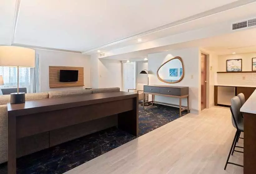 هتل Embassy Suites By Hilton Tampa Usf Near Busch Gardens