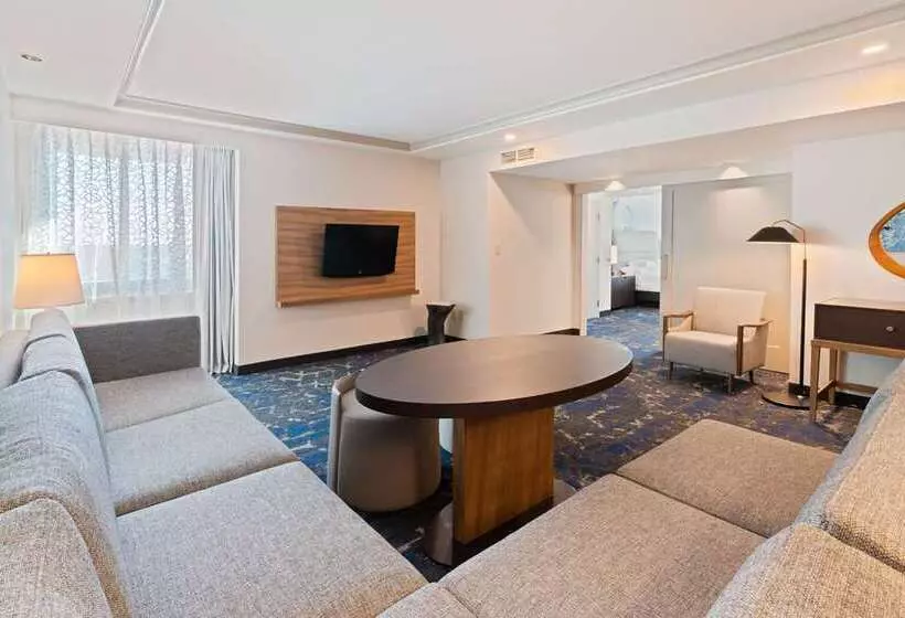 هتل Embassy Suites By Hilton Tampa Usf Near Busch Gardens