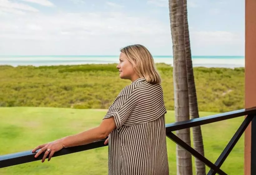 Отель Moonlight Bay Suites