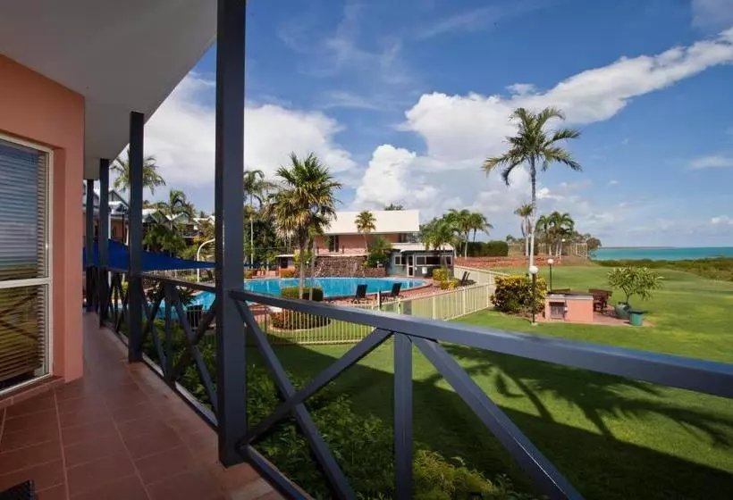 Отель Moonlight Bay Suites