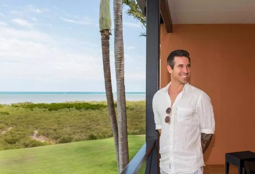 Отель Moonlight Bay Suites